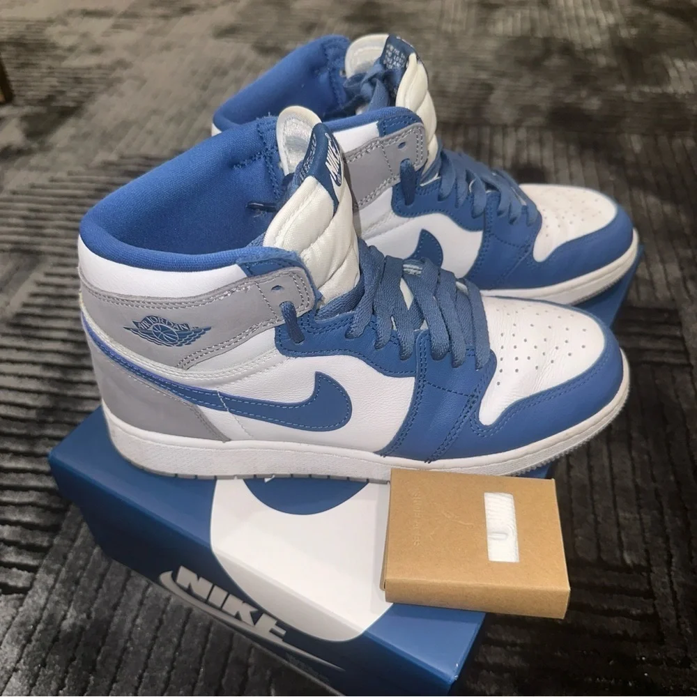 AIR JORDAN 1 RETRO HIGH OG FD1437 410 TRUE BLUEWHITE-CEMENT GREY VRAI BLEU/GRIS